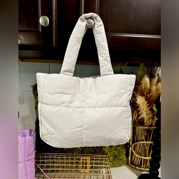 🌟New🌟 Sanrio Puff Quilted Tote Bags (1 Item) - Picture 8 of 10